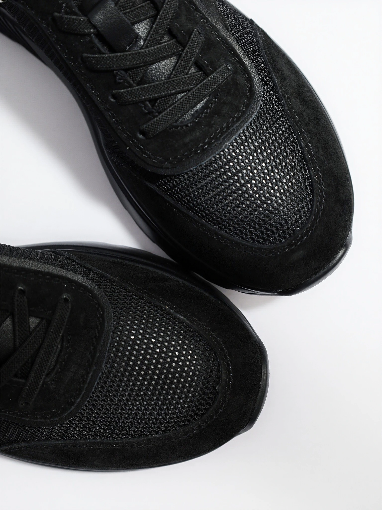 Кроссовки комбинированные черного цвета на низкой подошве